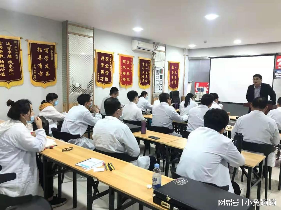 德州验光师培训的老师分享眼镜的使用办法
