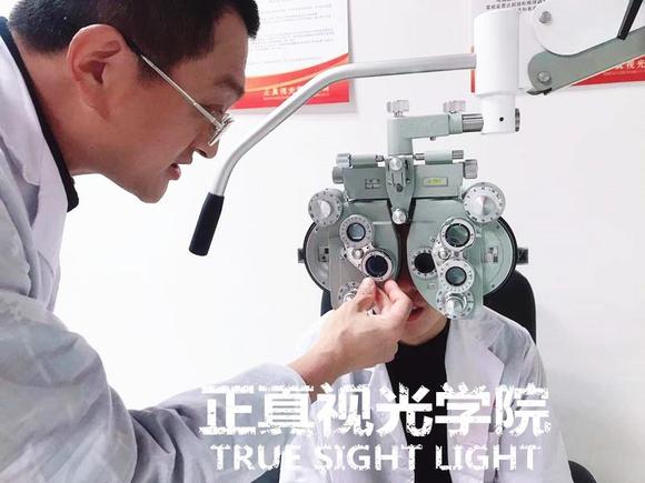 滨州验光师培训学校分享集合过度的常见症状